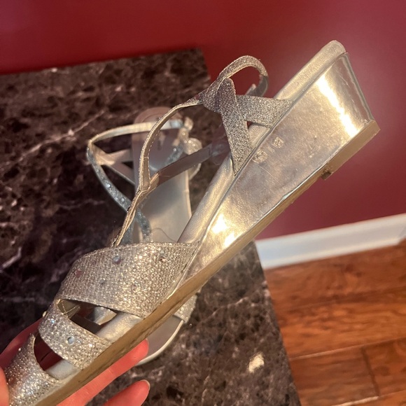 Sparkly silver Bandolino dress shoes - Picture 2 of 5